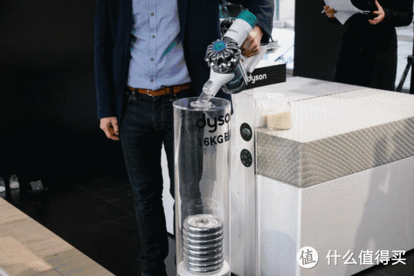 斥巨资买来戴森吸尘器，是悔买晚？还是智商税？开箱亲测！（附全型号解说，再也不用纠结买哪款！）